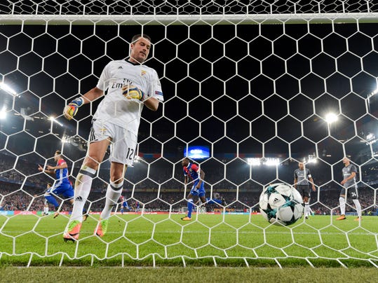 Benfica's goalkeeper Julio Cesar reacts after Basel's Michael Lang scored during their Champions League Group stage Group A, soccer match between Switzerland's FC Basel 1893 and Portugal's SL Benfica in the St. Jakob-Park stadium, Basel, Switzerland, on Wednesday, Sept. 27, 2017. (Peter Klaunzer/Keystone via AP)