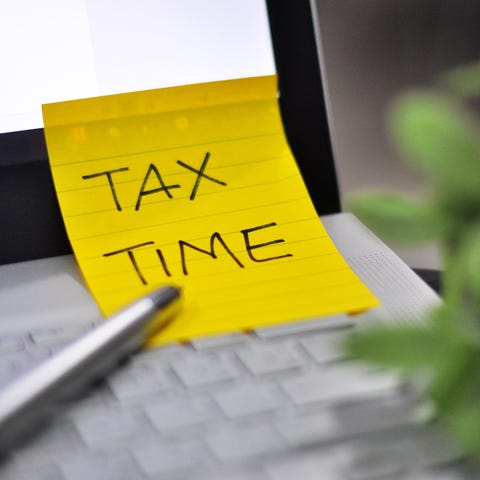 A stick note with "tax time" written on it