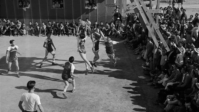 1943年1月2日にアリゾナ州のキャンプポストンで行われたバスケットボールの試合。この写真は、ハイドパークにあるFDR大統領図書館と博物館での強制収容所の展示に示されています。