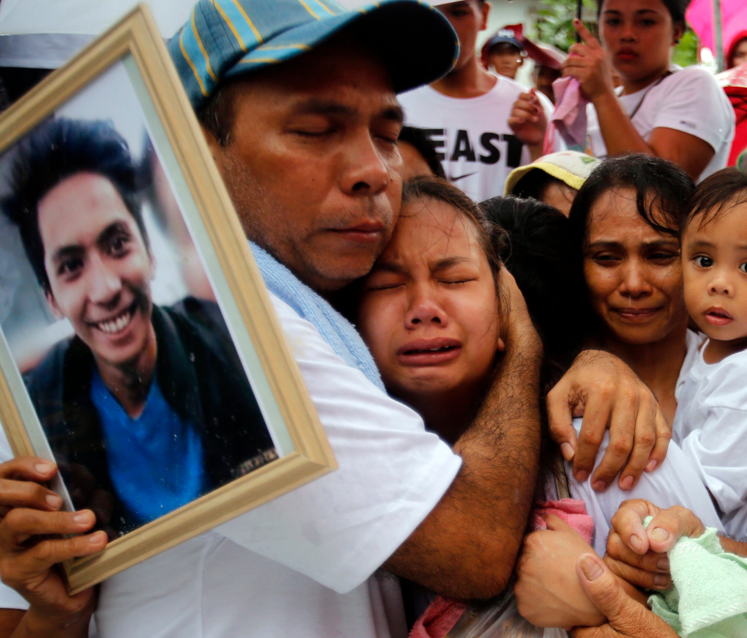 Filipino relatives mourn for Ephraim Escudero, who was a victim of extra judicial killing, during burial rites at a cemetery in San Pedro, Philippines on Sept. 30,  2017. More than half the Filipinos surveyed in a poll released by the firm Social Wea