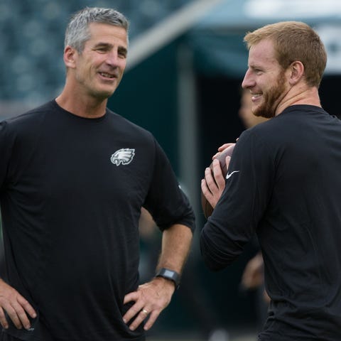 Philadelphia Eagles quarterback Carson Wentz (R) a