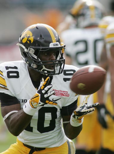 Iowa Hawkeyes running back Jonathan Parker (10) catches