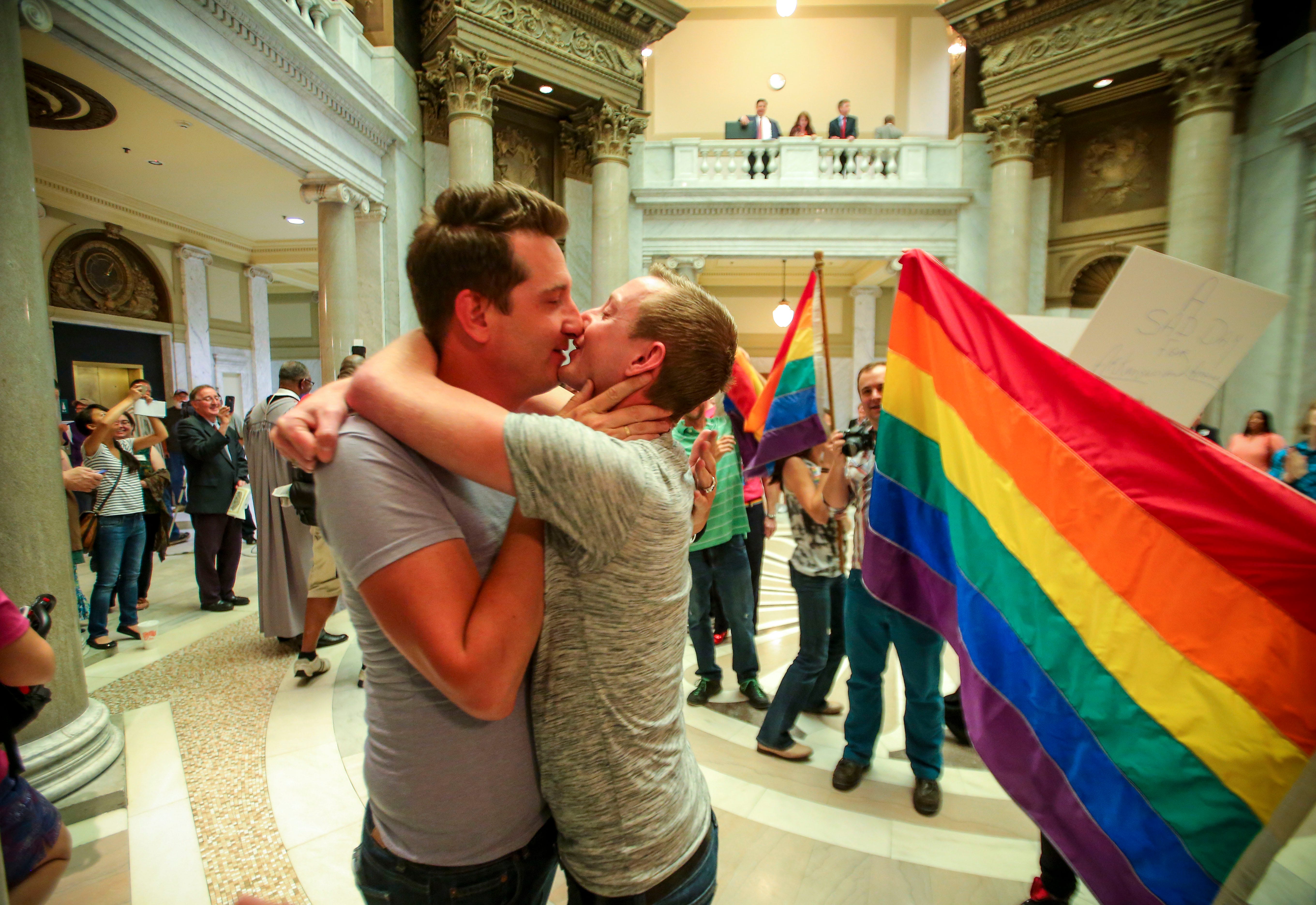 Гомосексуализм видео. Гомосексуализм картинки. Гомосексуализм в Норвегии. Гомосексуализм в Греции.