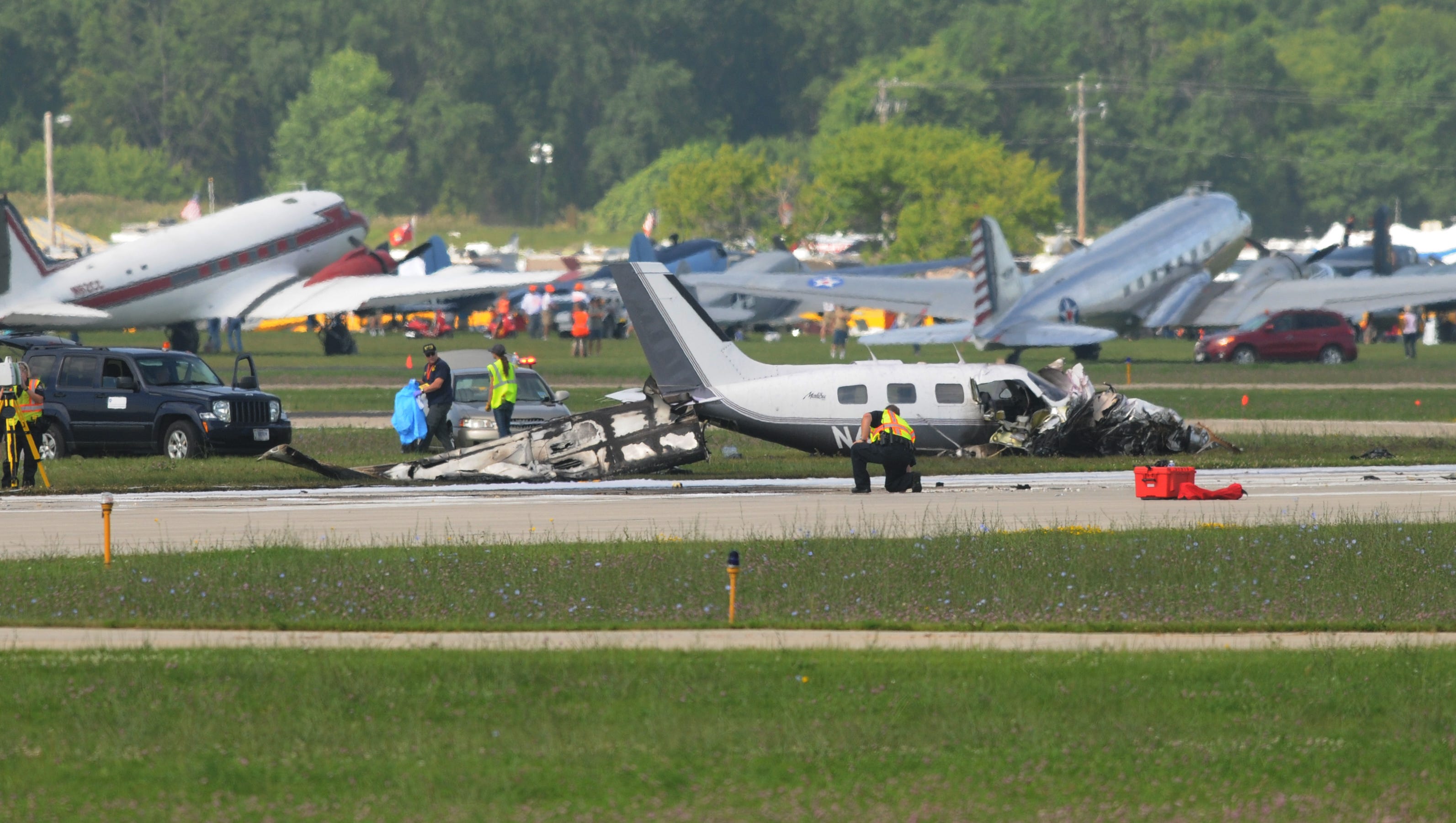 Plane crashes at EAA; passengers injured