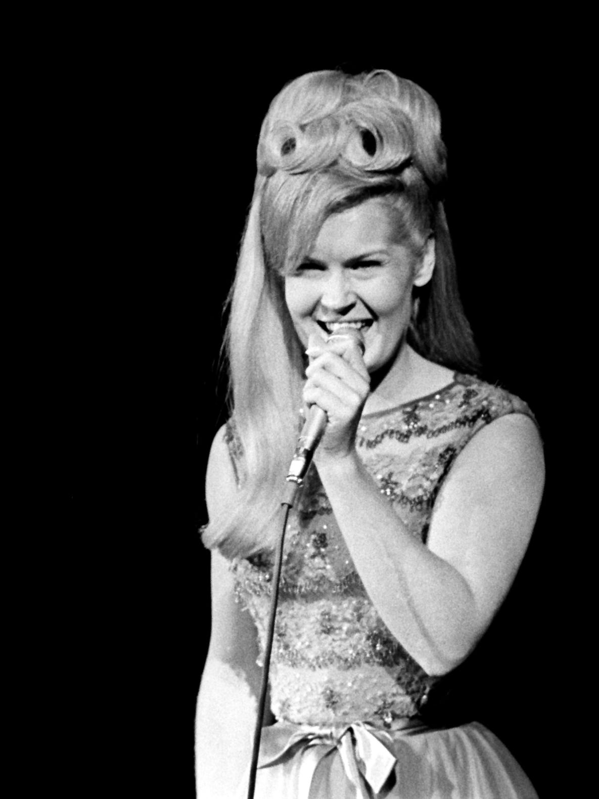 Rose Garden Singer Lynn Anderson Dies