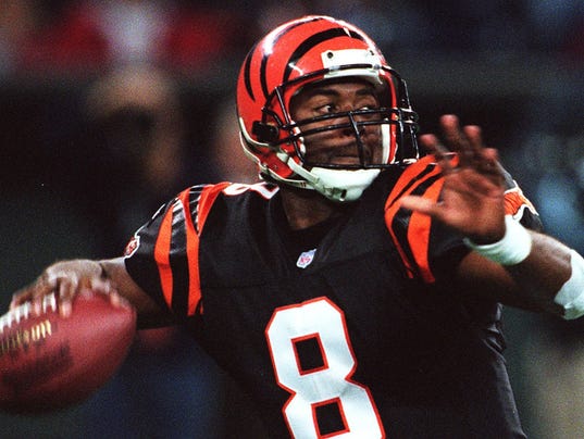 Text: 1999.1121.06.01 BENGALS Jeff Blake provided the spark for the Bengals offense by opening up the passing game, an aspect of the Bengals offense missing thusfar. The Bengals lost to the Baltimore Ravens 34-31 on a last second field goal. Cincinnati Enquirer/Michael E. Keating mek