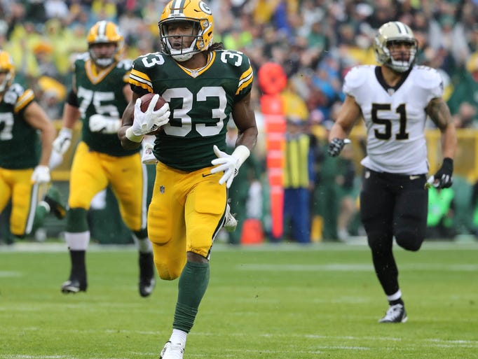 Green Bay Packers running back Aaron Jones (33) breaks