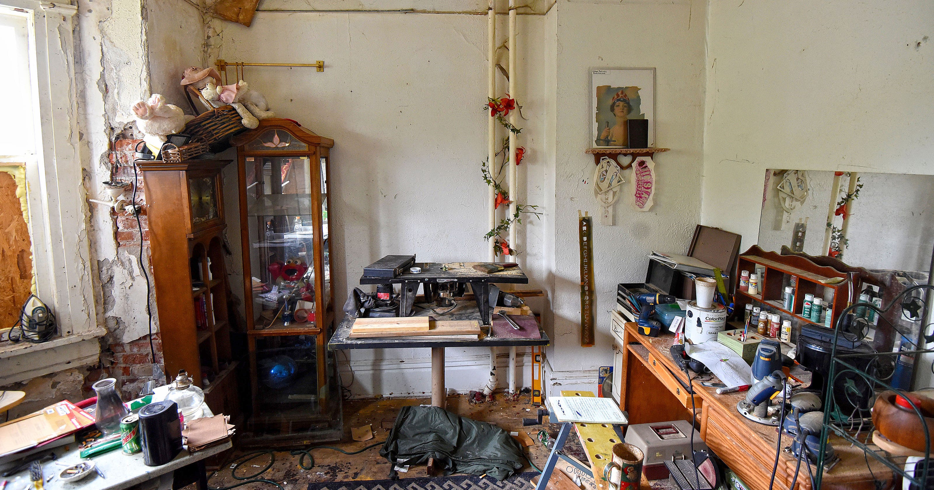 Shawn Grate's apartment provides glimpse into his world