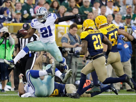 Dallas Cowboys running back Ezekiel Elliott lunges