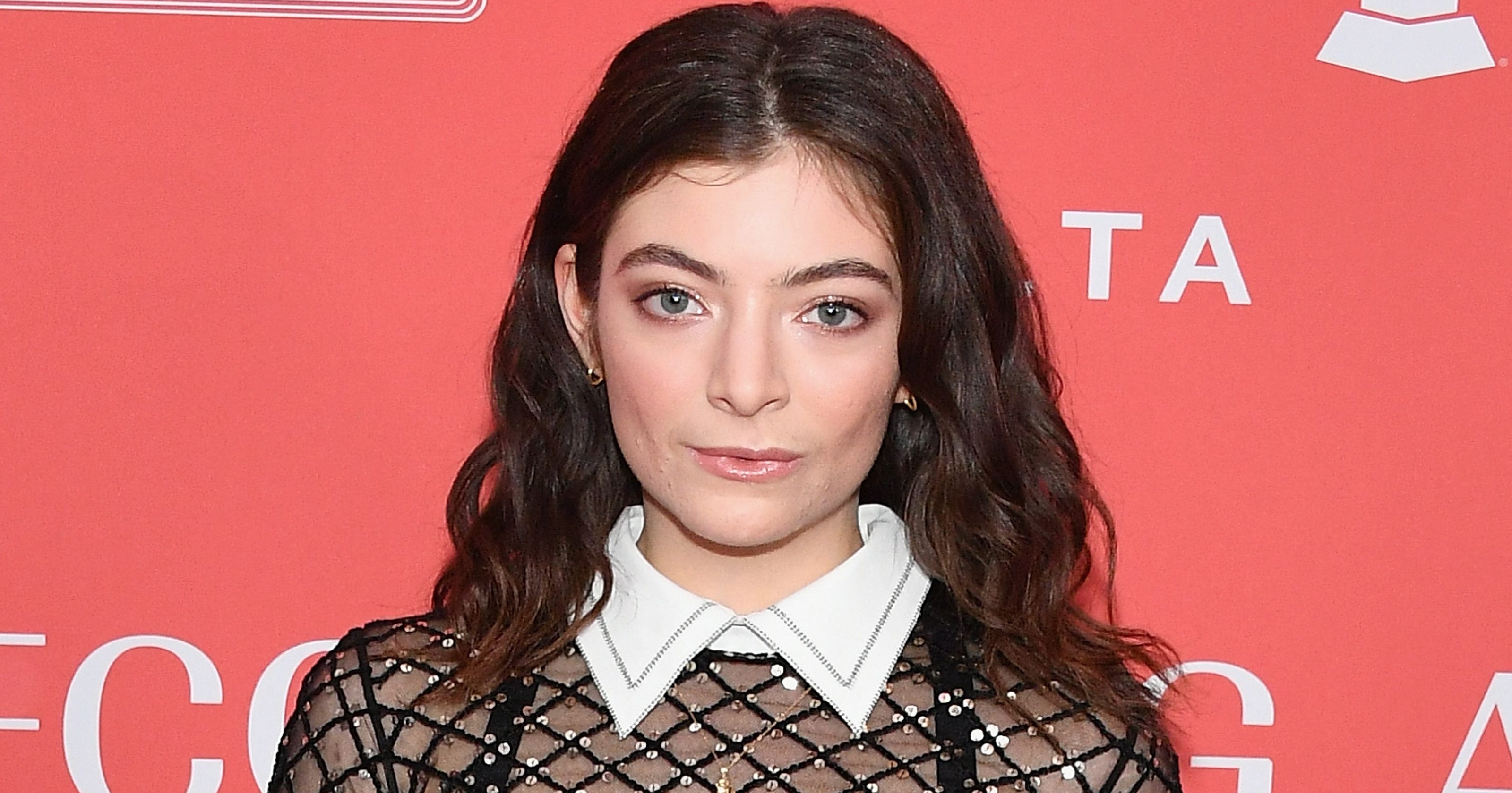 Lorde makes fans freak after posting bathtub shot with ...