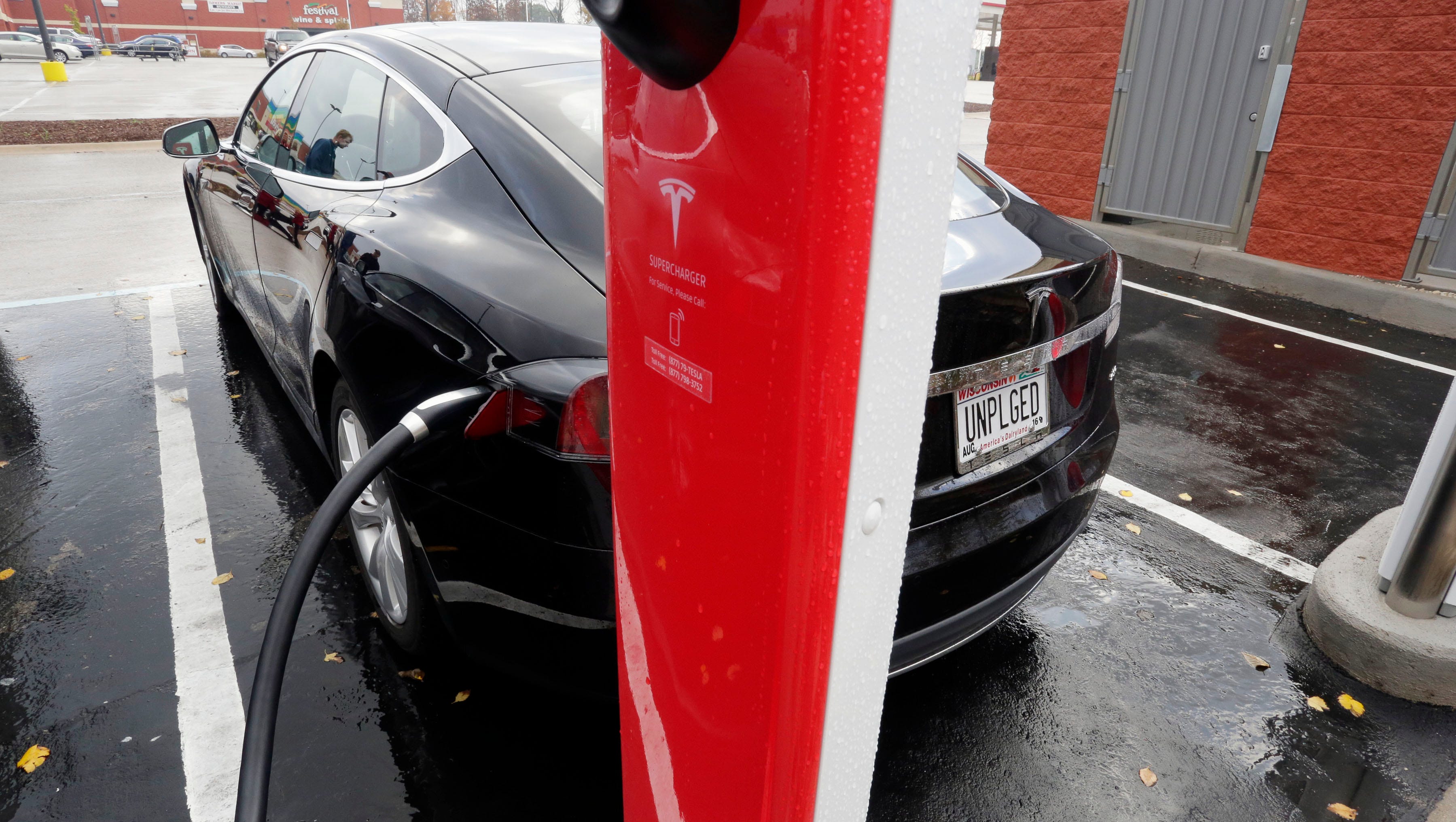 Tesla Supercharger Map Wisconsin Fdl Hotel Unveils Tesla Supercharger