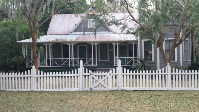 The house and wraparound front porch in Florida where one of Lisa Karen Hartman's cousins resides.