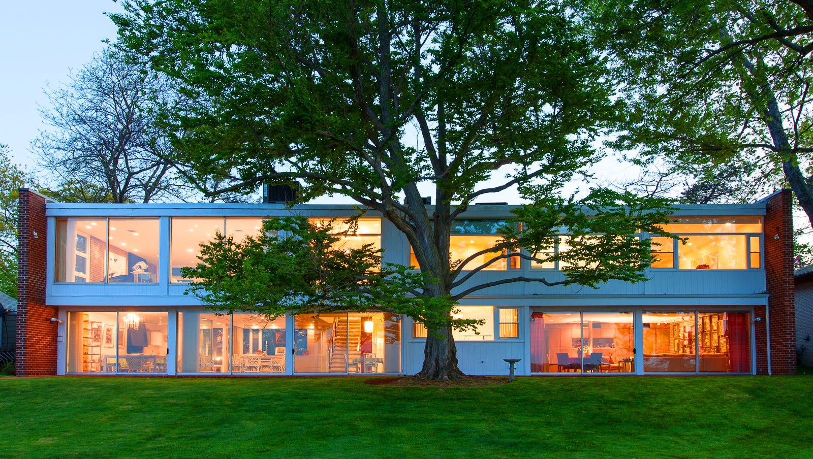 Modern waterfront house in New Rochelle for sale, 2.1M