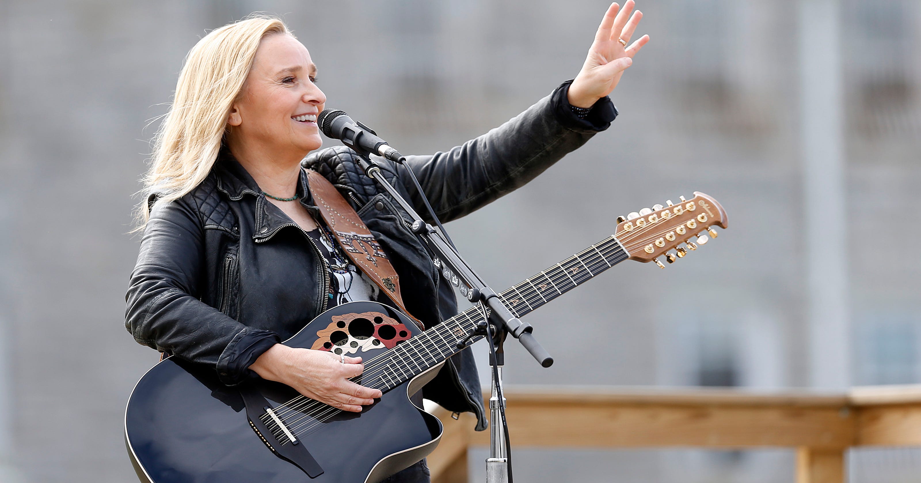 Melissa Etheridge plays Ohio women's prison
