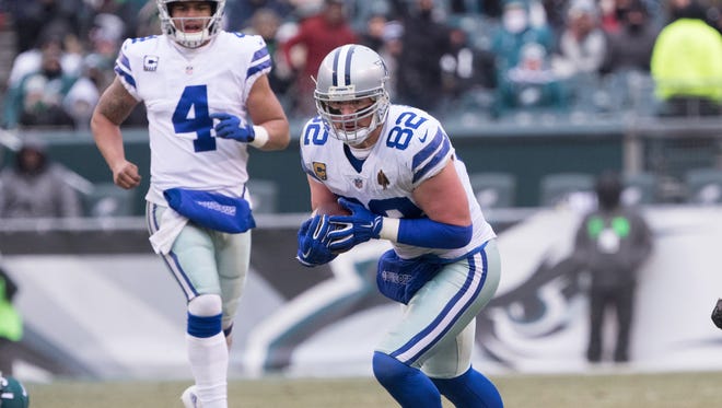 Cowboys tight end Jason Witten (82) makes a reception against the Eagles on Dec. 31.