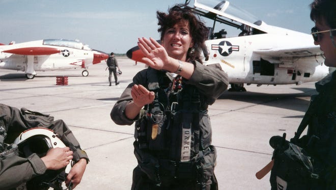 In this April 27, 1988 photo provided by Rob "Shack" Bennett, LCDR USN (ret), U.S. Navy instructor pilot, Tammie Jo Shults explains a flight maneuver to aviators at Naval Air Station Chase Field in Beeville, Texas, with squadron VT-26.