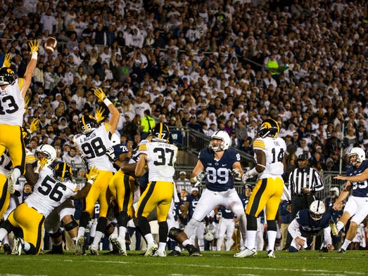 Iowa Middle Linebacker Josey Jewell (43) blocks field
