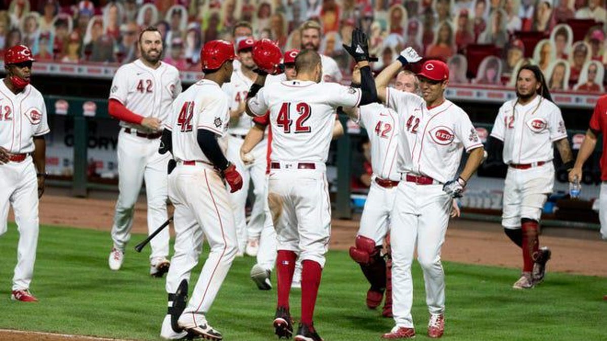 Reds Split Doubleheader With Cubs After Castellanos Scores On Wild Pitch