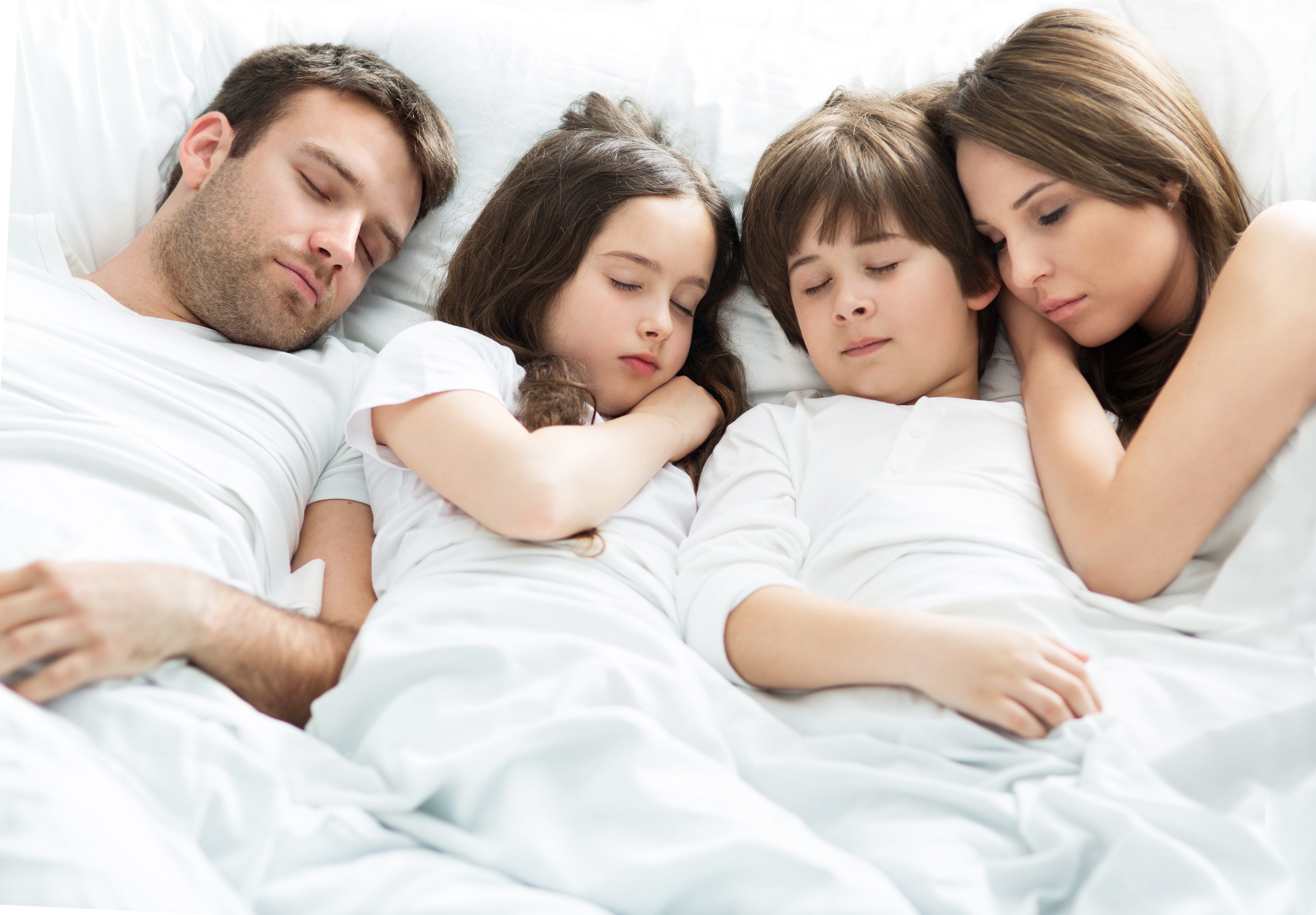 К чему снится взрослый сын матери. Ребенок в кровати с родителями. Счастливая семья в постели.