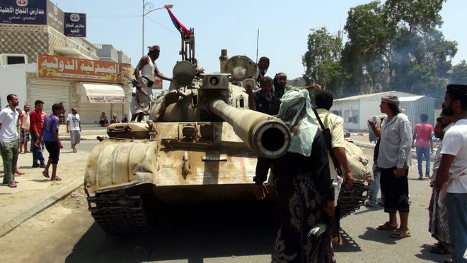 epa04690151 Tribal militiamen loyal to Yemeni President Abdo Rabbo Mansour Hadi gather beside a tank during clashes with Houthi fighters in the southern port city of Aden, Yemen, 02 April 2015. Yemen's Houthi rebels made advances on 02 April in the strategic southern city of Aden, making back ground they had lost just hours beforehand amid airstrikes launched by a Saudi-led coalition, local residents said. The Houthis, widely understood to be backed by Shiite Iran, pushed deeper into Aden's central districts of Khor Maksr and Crater, defying the coalition bombing, according to the residents.  EPA/STRINGER ORG XMIT: ARH-03