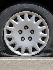 Ein platter Reifen auf einem Auto
