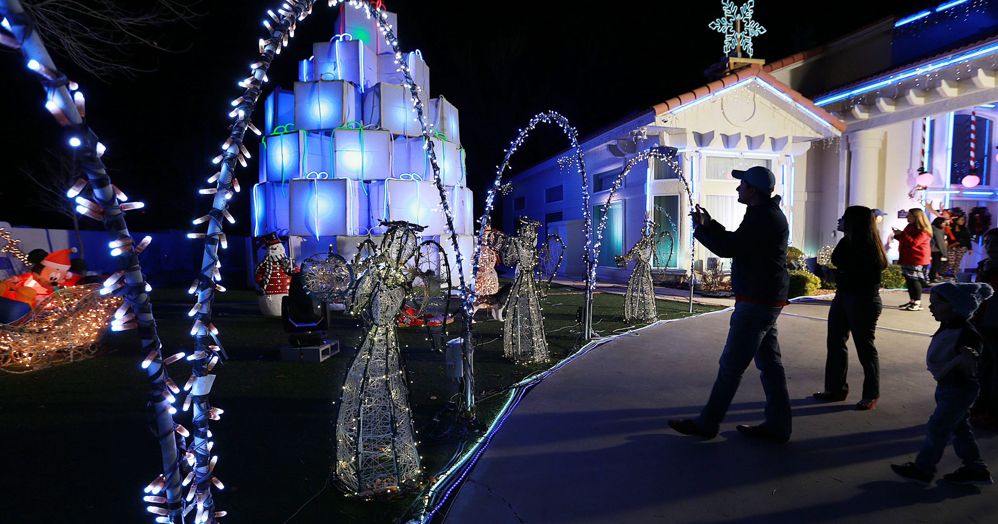 Fred Loya Christmas lights show kicks off Dec. 1