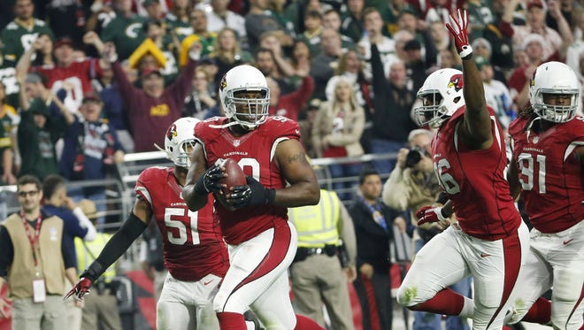 Arizona Cardinals DT Cory Redding recovers a fumble for a touchdown against the Green Bay Packers during the third quarter in NFL action December 27, 2015 in Glendale, Ariz.