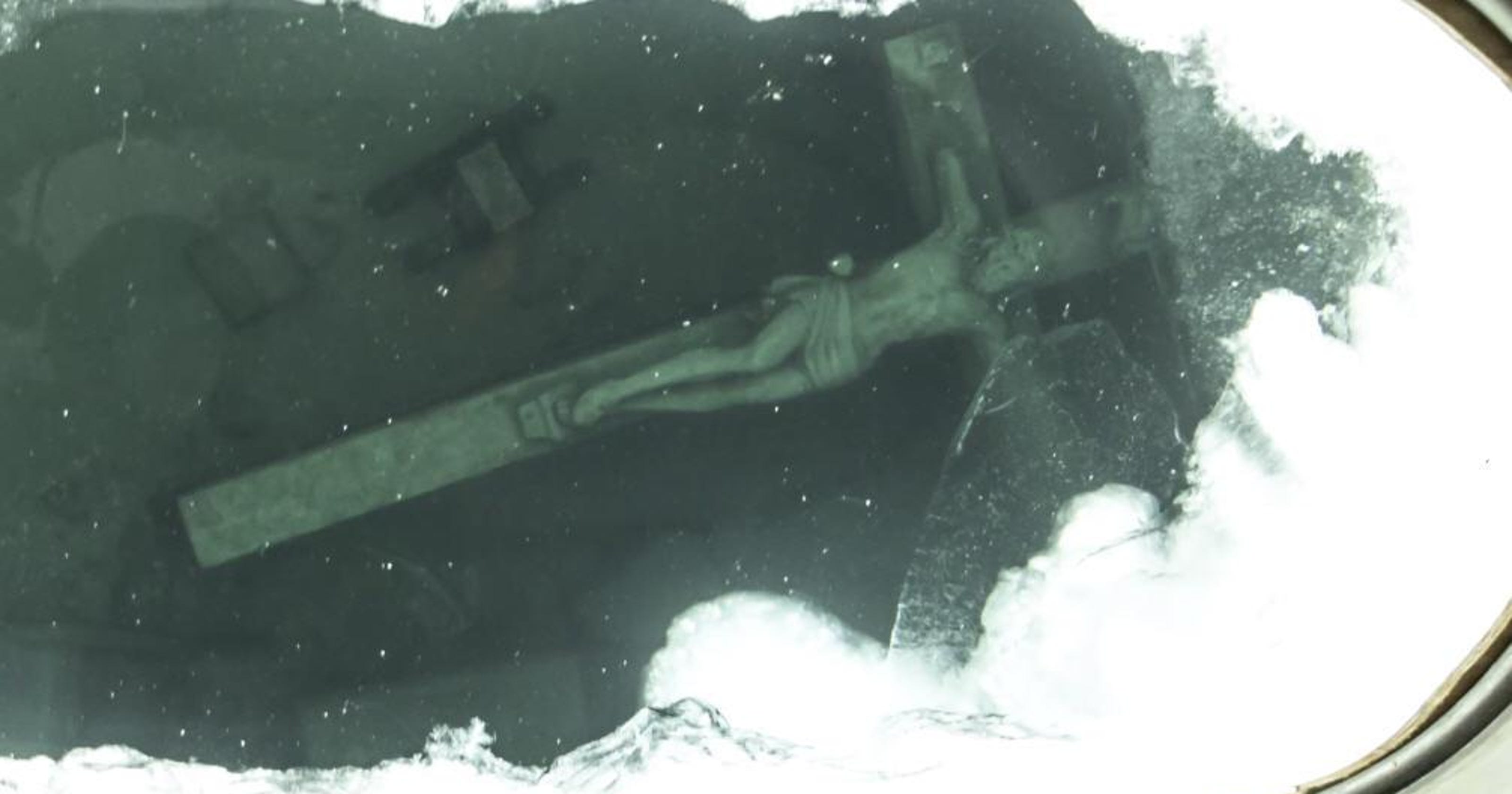 Divers hope to recover underwater crucifix part in Michigan