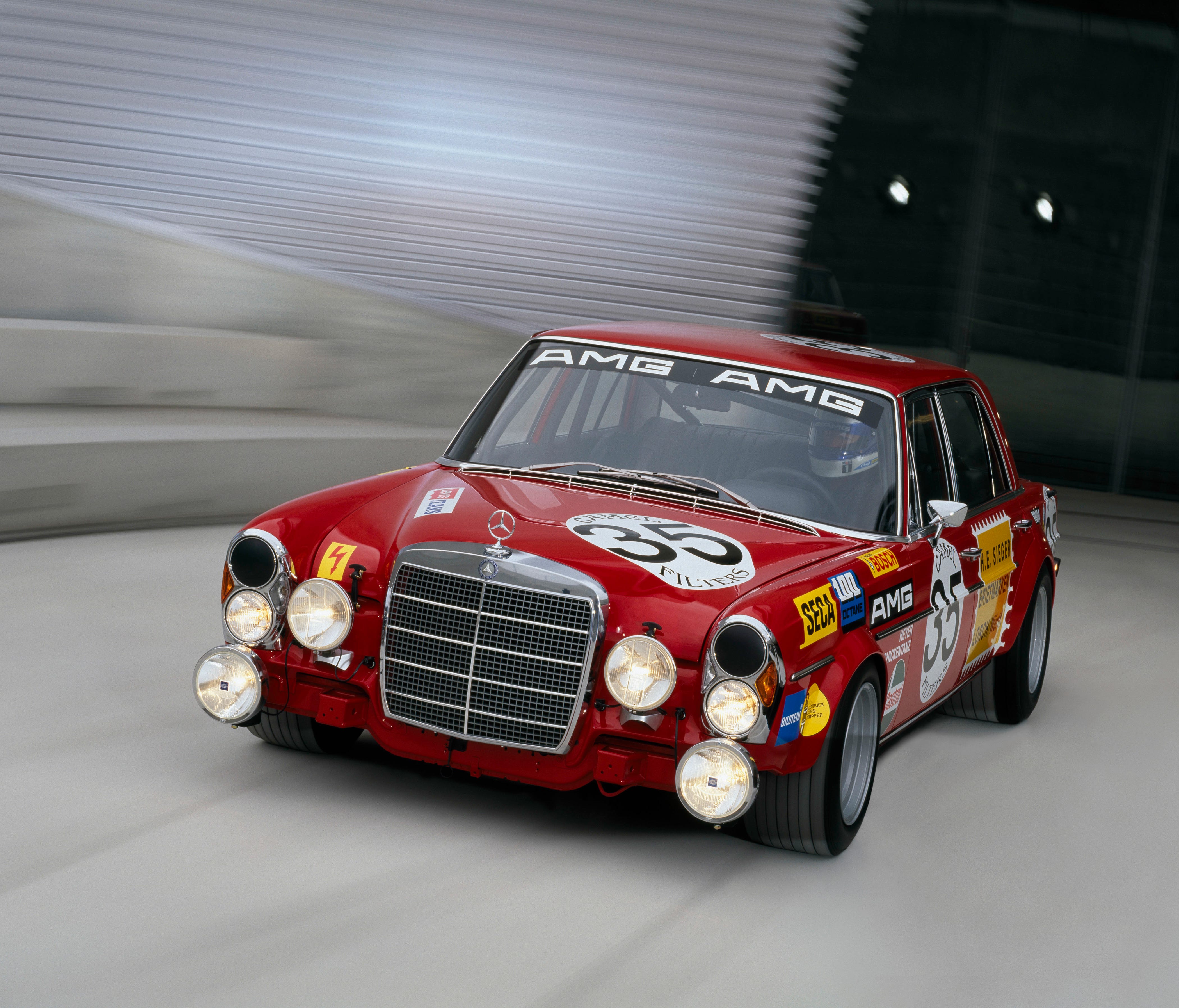 This racing sedan, a Mercedes-Benz 300 SEL highly tweaked by tuner AMG, won international acclaim after triumphing in the 24-hour race at Spa-Francorchamps (Belgium) in 1971. In its first outing, the racing machine secured a class win and second plac