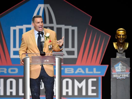 Former NFL quarterback Kurt Warner delivers his speech