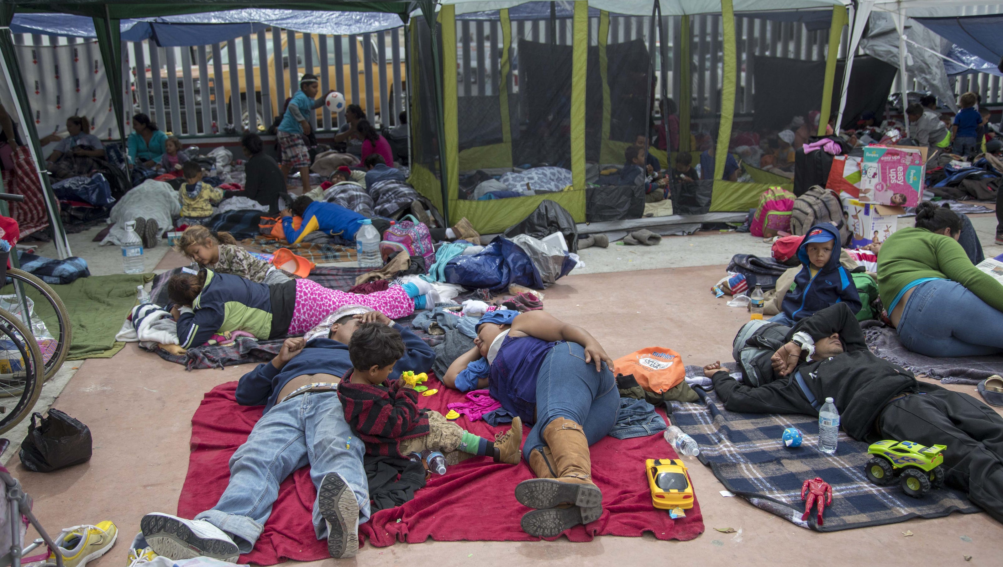 U.S. to begin deporting families with deportation orders, ICE warns