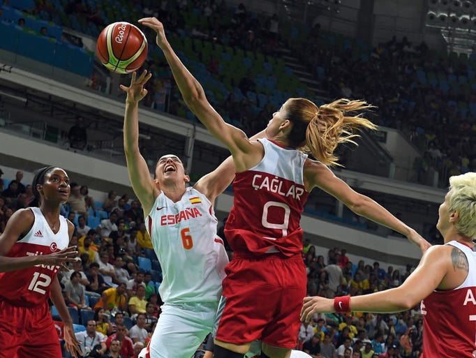 Spain's point guard Silvia Dominguez (2nd L) and Turkey's