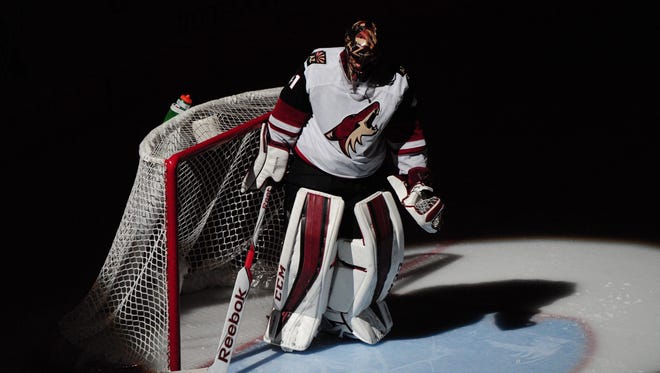 The spotlight is on Mike Smith now that he's back in net for the Coyotes.