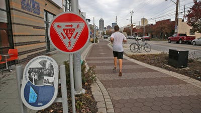 Een jogger rent langs de Cultural Trail op Virginia Avenue in McCarty Street.