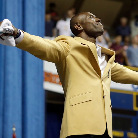 Terrell Owens forms the letter "T" after he delive