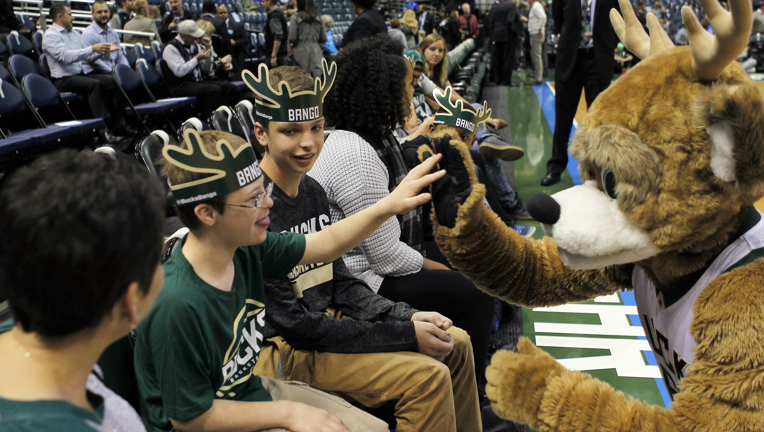 Bucks fans sporting gear get priority boarding from Delta Airlines - Milwaukee Journal Sentinel