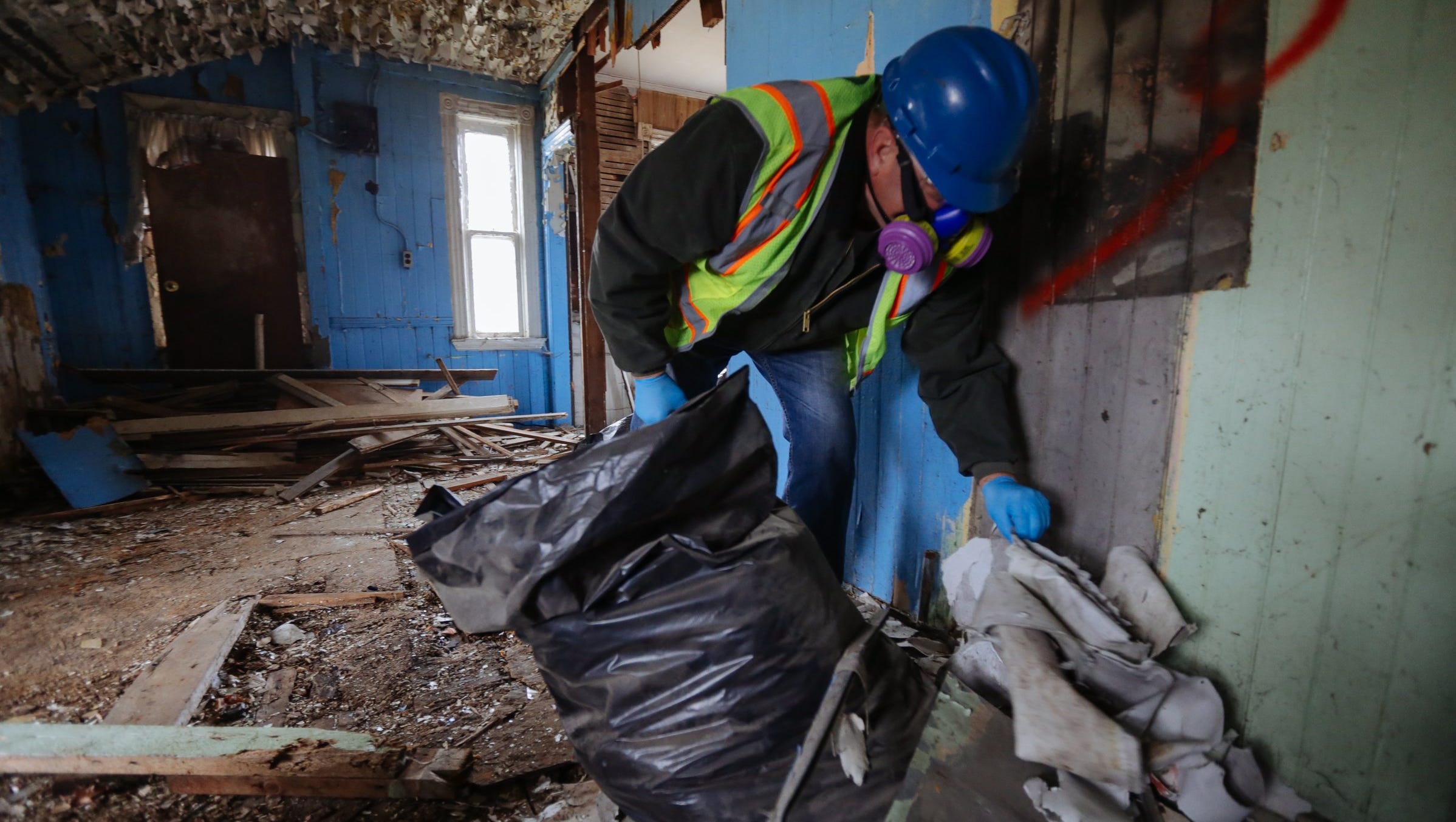 Seeing is believing: Workers remove asbestos from Michigan Central Station  ahead of rehab - mlive.com