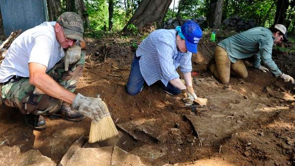 Archaeologists dig deep to find Battle of Franklin story