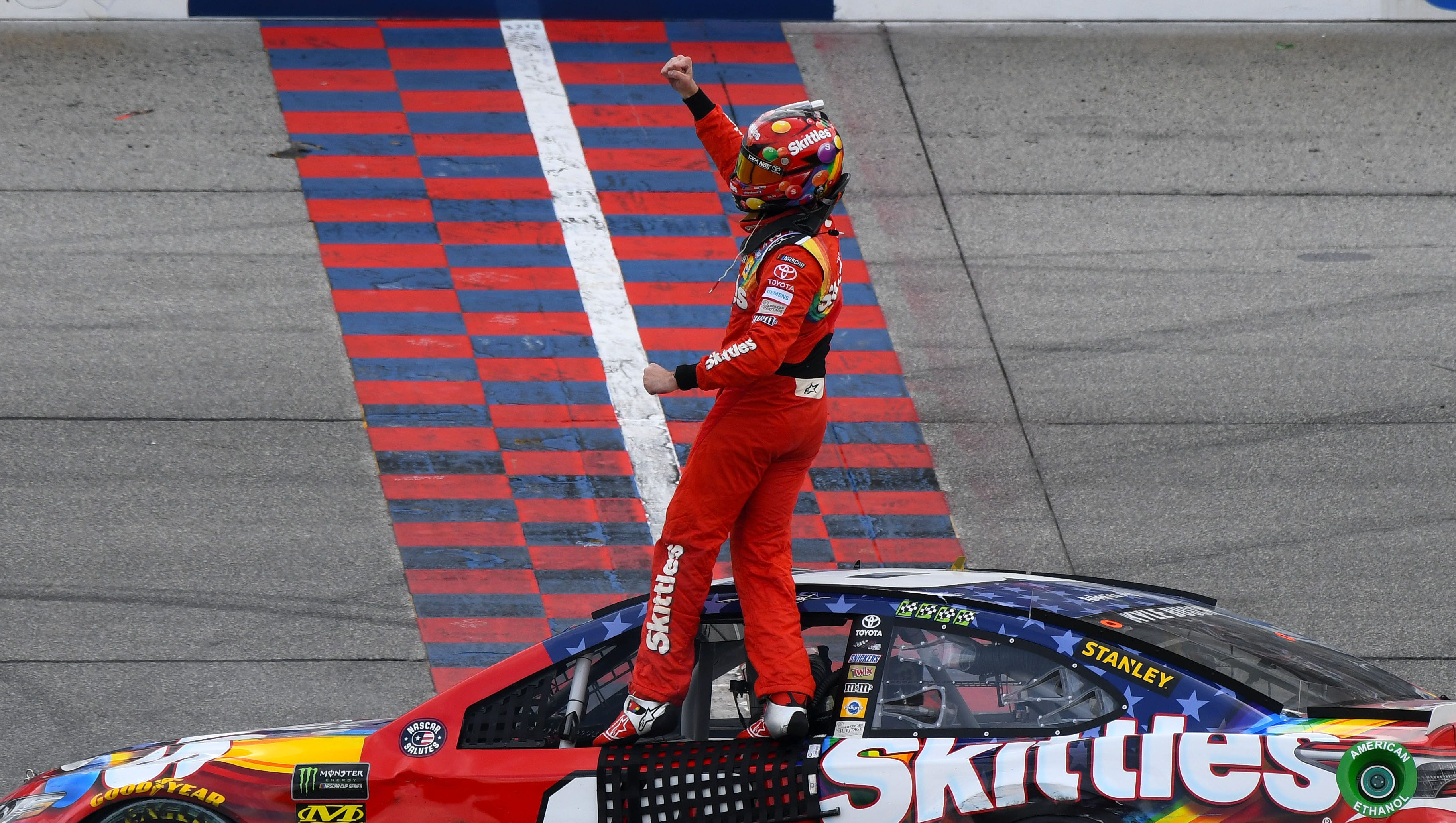 Nascar Kyle Busch Outduels Kyle Larson At Chicagoland For Fifth Win