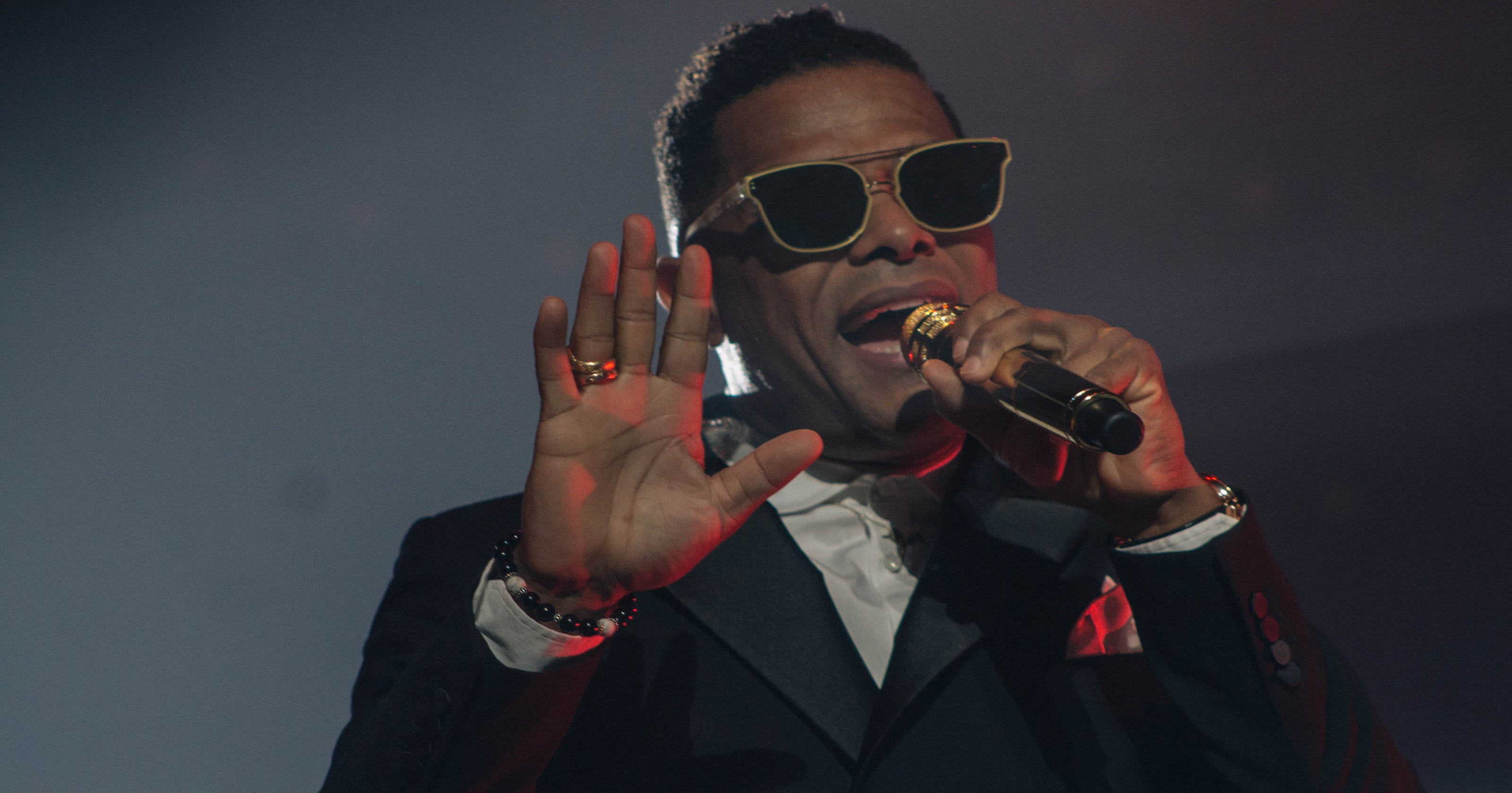 Neosoul singer Maxwell blends R&B's past and present at Milwaukee concert Neosoul singer Maxwell blends R&B's past and present at Milwaukee concert