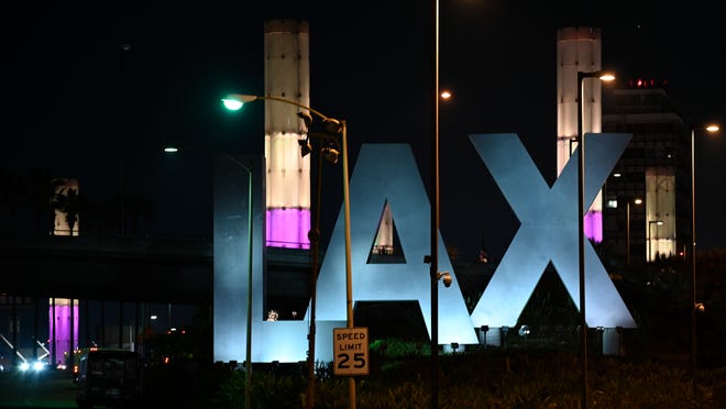 Purple and golden lights illuminate pylons outside LAX in memory of former NBA basketball player Kobe Bryant in Los Angeles, Sunday January 26, 2020, following reports of his death in a helicopter crash in southern California. (Photo AP / Kelvin Kuo)