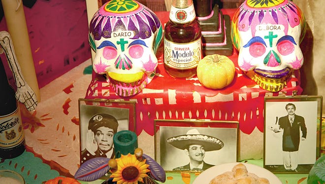 En algunas partes de la capital mexicana se aprecian ya los altares típicos de la celebración de los Fieles Difuntos, con alimentos, calaveras y fotos sobre manteles de papel picado.