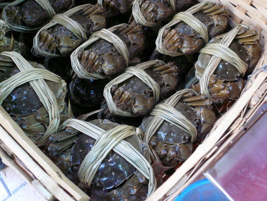 Hungry China Vending Machine Sells Large Hairy Crabs 