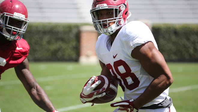 Alabama tight end O.J. Howard (88) caught a 50-yard touchdown in Friday's scrimmage.