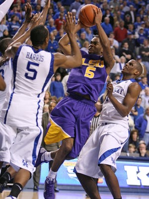 LSU's Marcus Thornton shoots the ball while defended by Ramon Harris and Darius Miller of the Kentucky Wildcats during the Tigers' 73-70 victory in 2009.