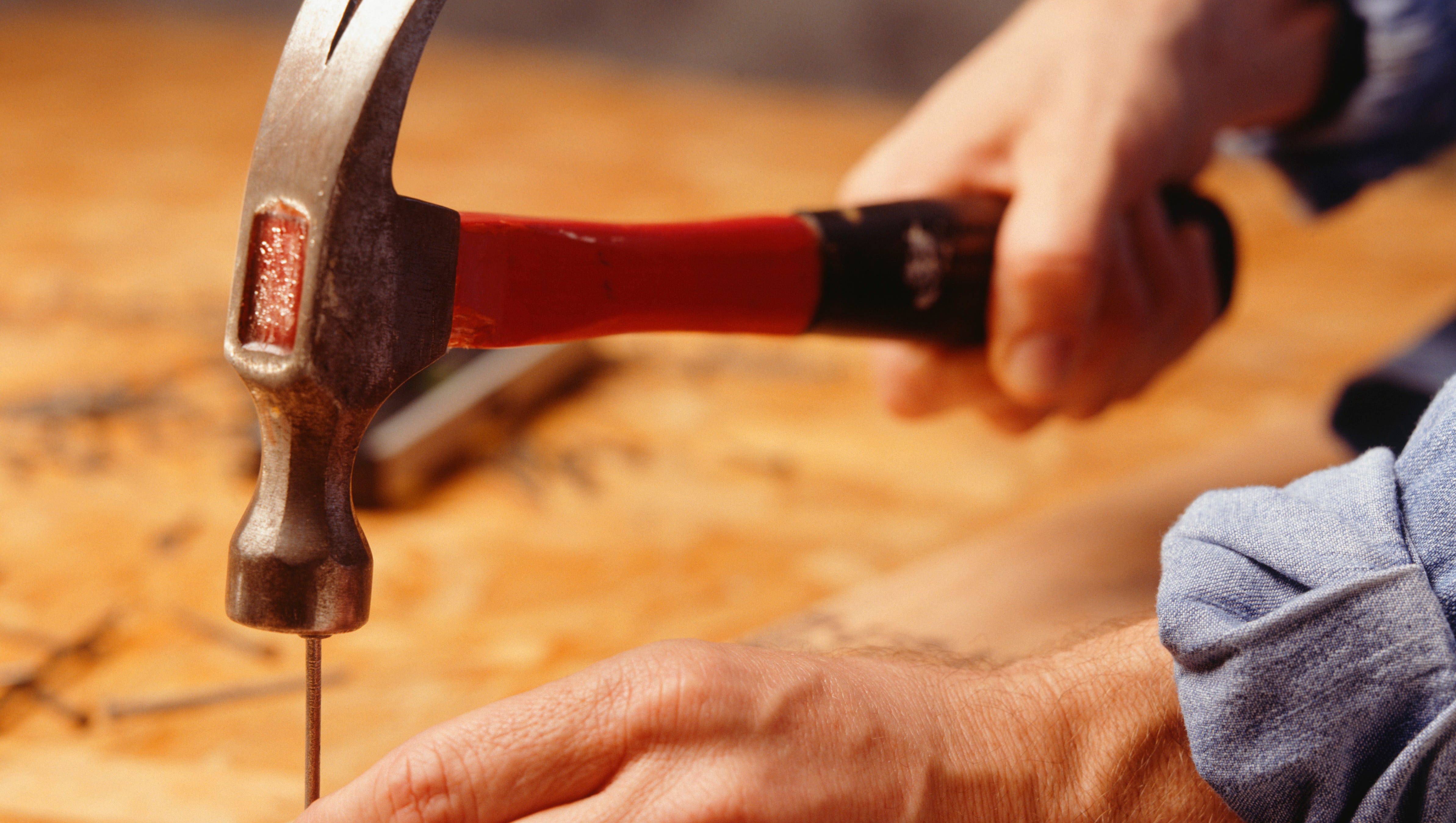 Гвоздь не вбит. Держатель для забивания гвоздей. Шляпка гвоздя. Молоток и гвозди. Мужчина с молотком.