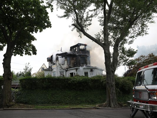 Family escapes fire that destroys Mount Vernon home