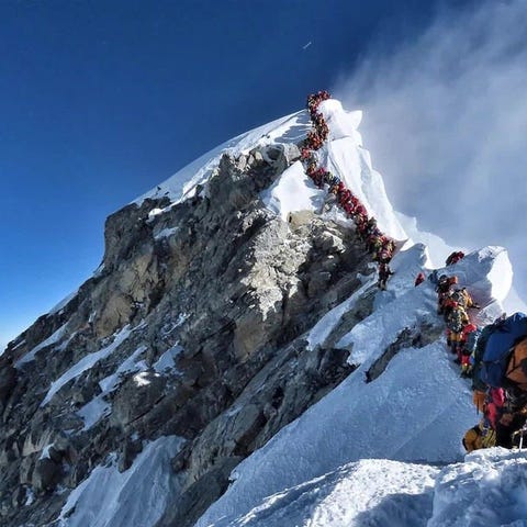 Another American dies climbing dangerously crowded