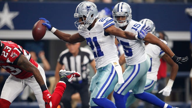 Dallas Cowboys running back Joseph Randle (21) scores a first-quarter touchdown against the Atlanta Falcons at AT&T Stadium.