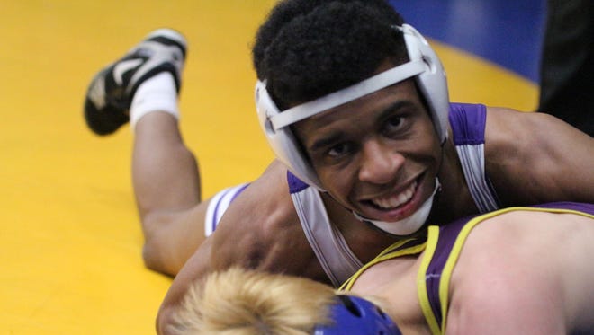 Mission Oak’s David Campbell wrestles Lemoore’s Gary Joint at the Central Section Yosemite Valley Divisionals.